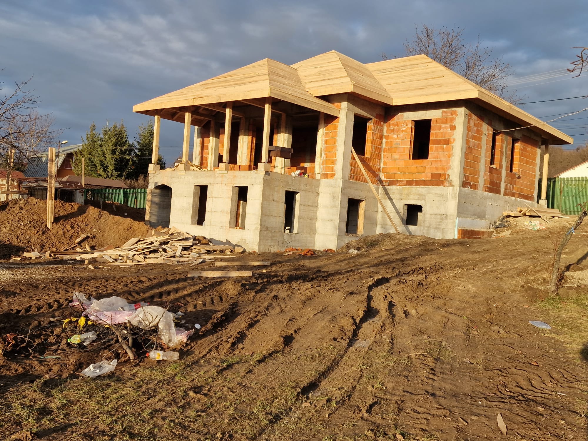 Casa P+1 4 ape - sarpanta lemn in constructie