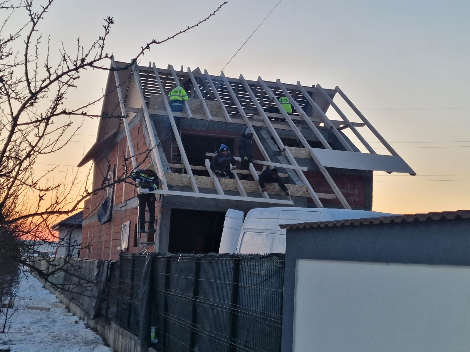 Echipa montaj sarpanta casa caramida iarna 2