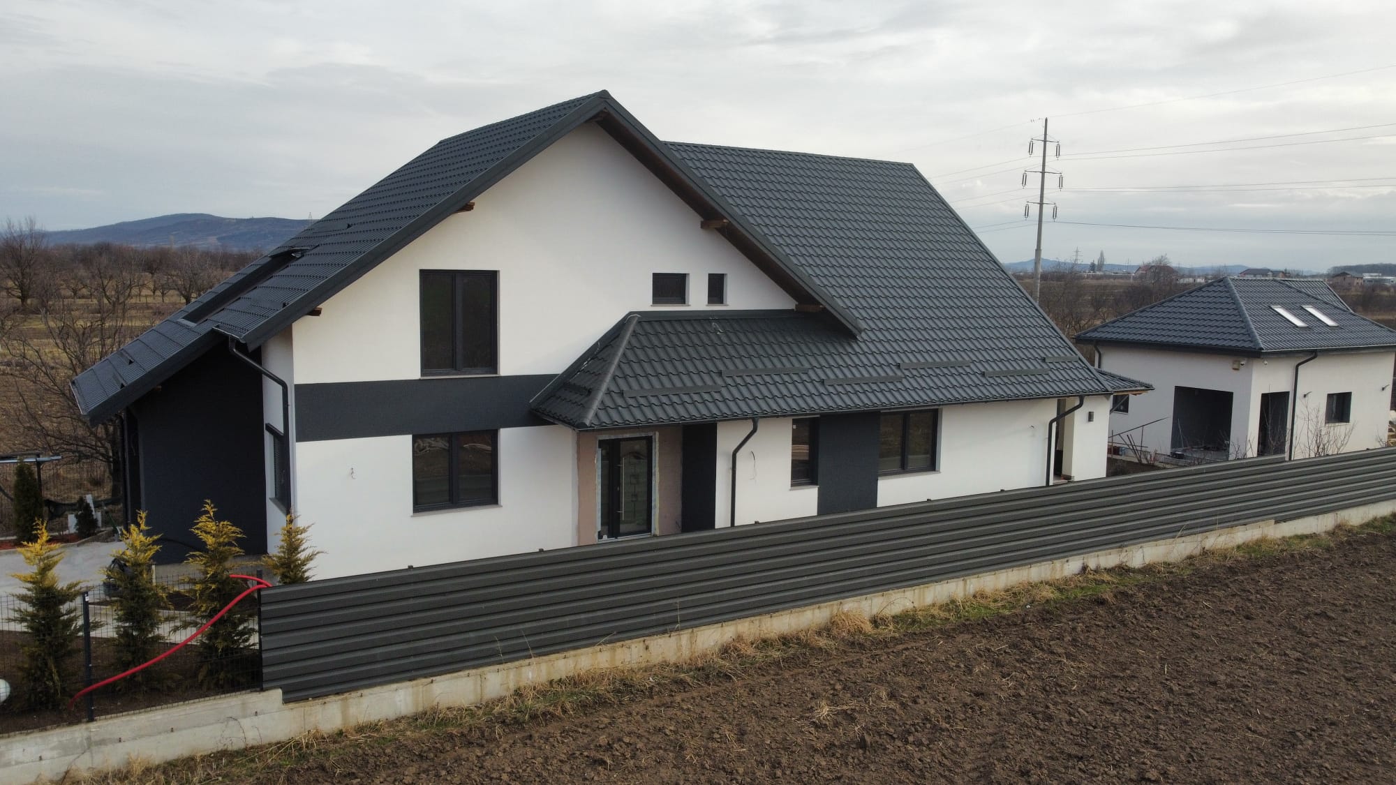 Casa cu mansarda finalizata - drona unghi 3