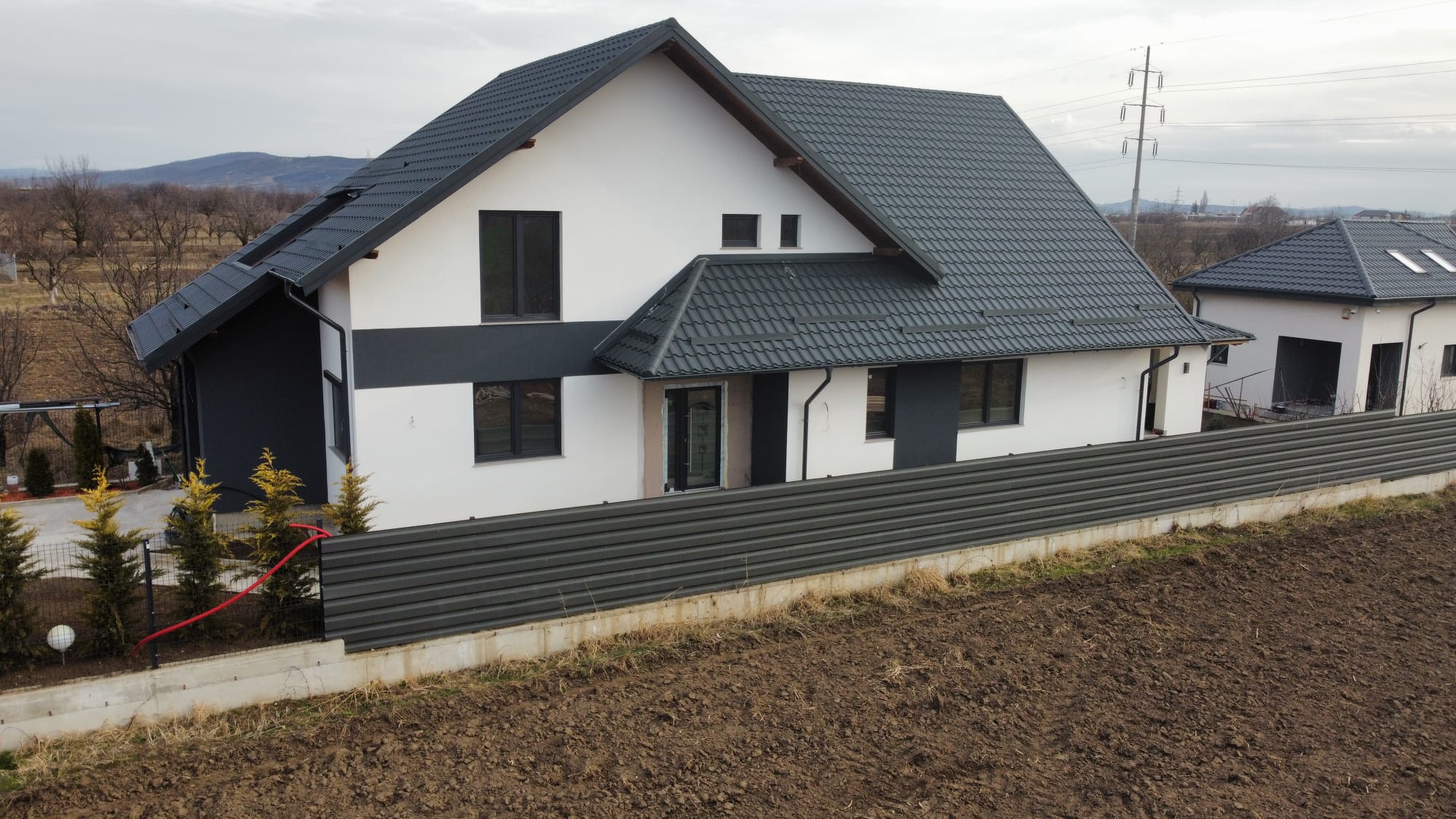 Casa cu mansarda finalizata - drona unghi 4