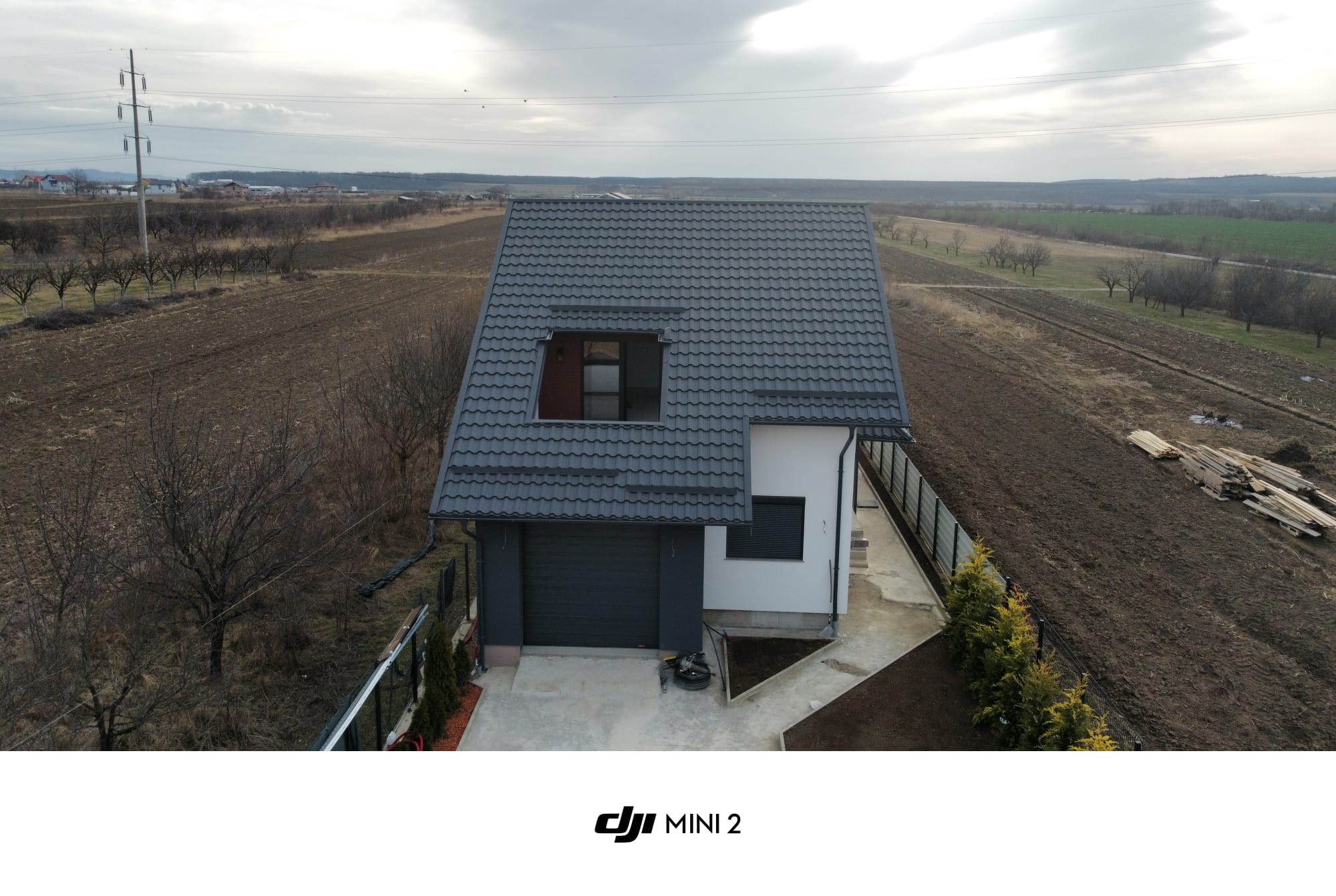 Casa mica cu garaj - acoperis tigla drona 2
