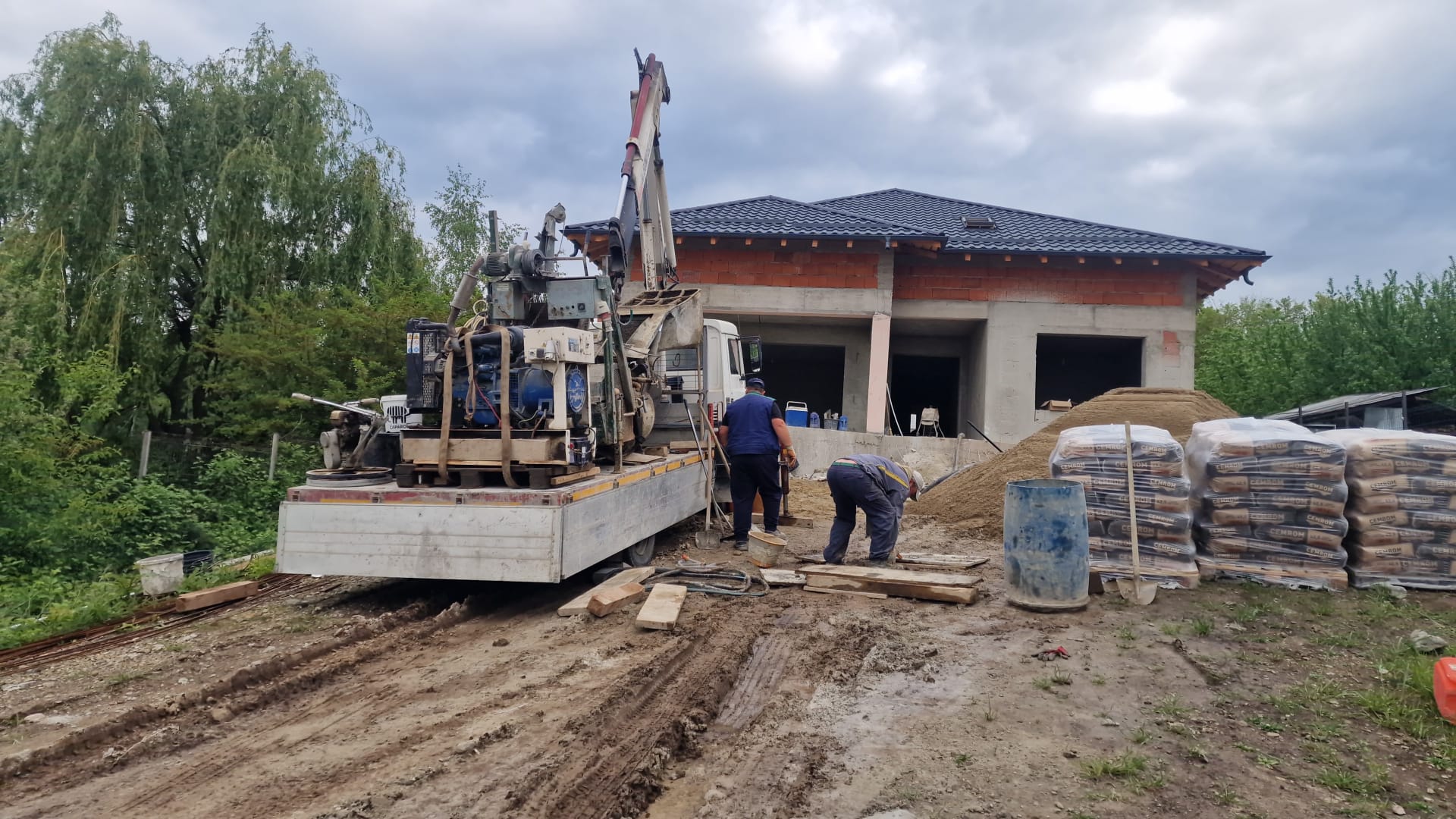 Santier cu utilaje si acoperis in fundal